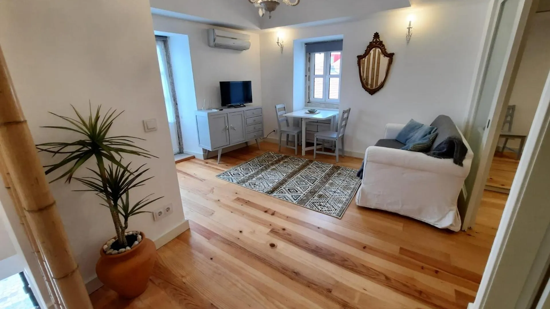 Lisbon Castle Apartment 0*,  Portugal